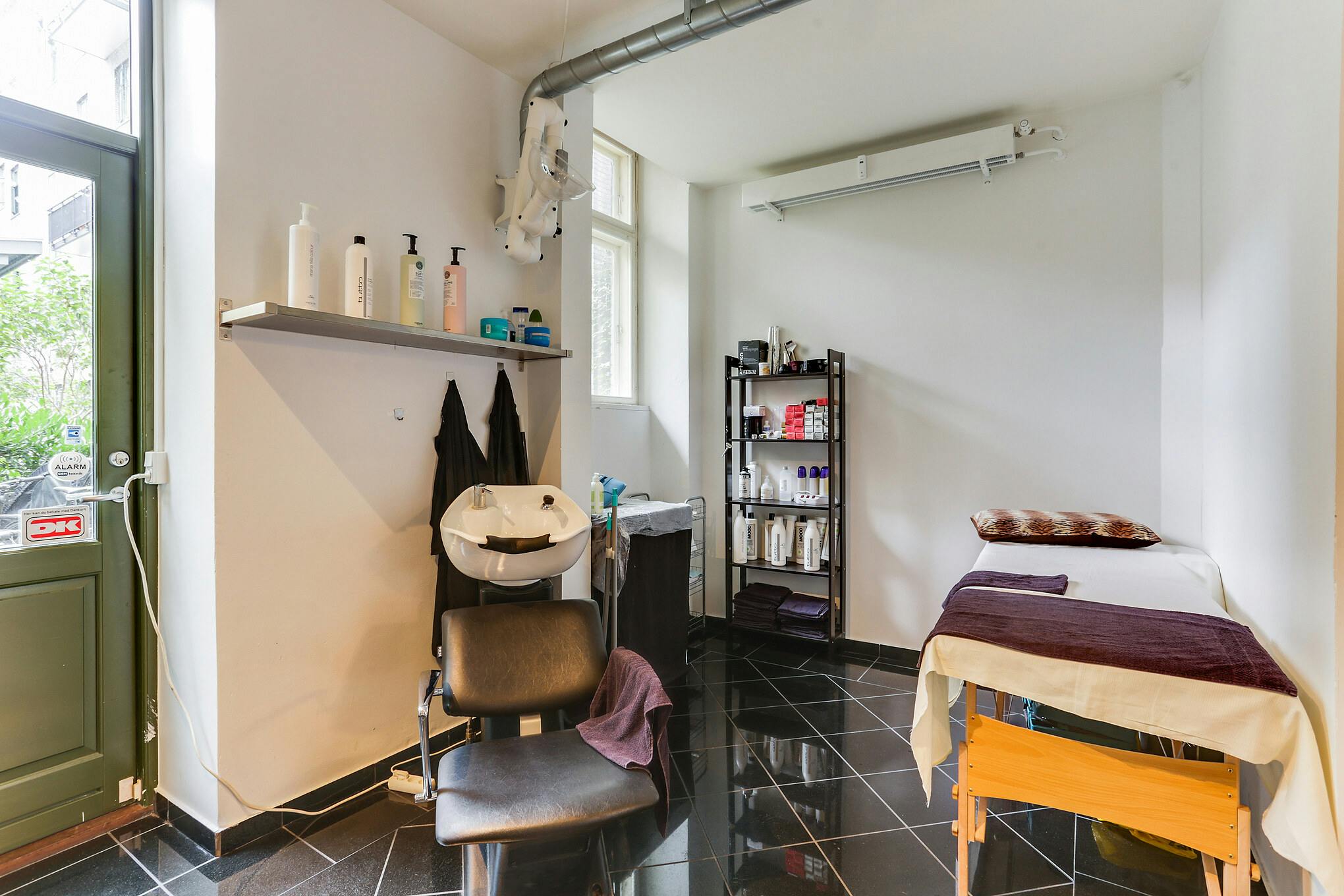 arabisk Konflikt gentagelse Nyrenoveret frisør salon med 4 stole - Holmbladsgade i København