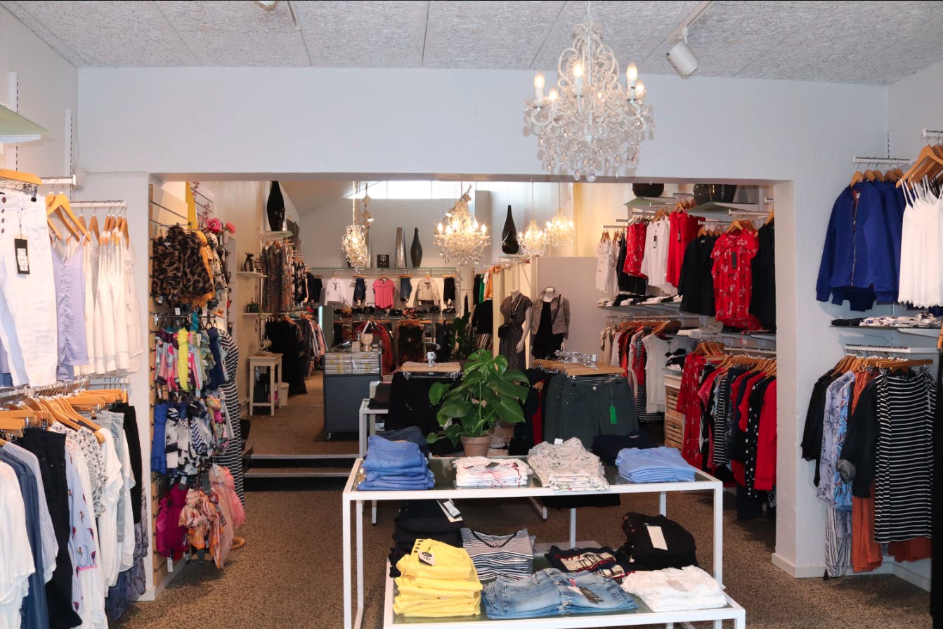 Tøjbutik salg i Djurslands handelsby med overskud - Saxis Virksomhedsbørs